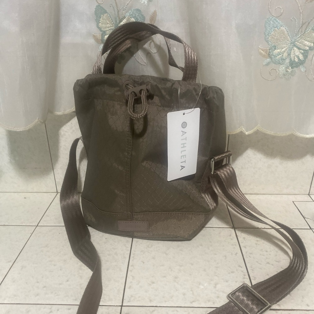 NWT Athleta Excursion Bucket Bag